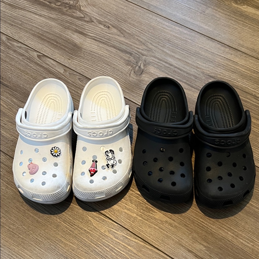 🐊CROCS Bundle of 2 - Black and White, Sz 7 Women